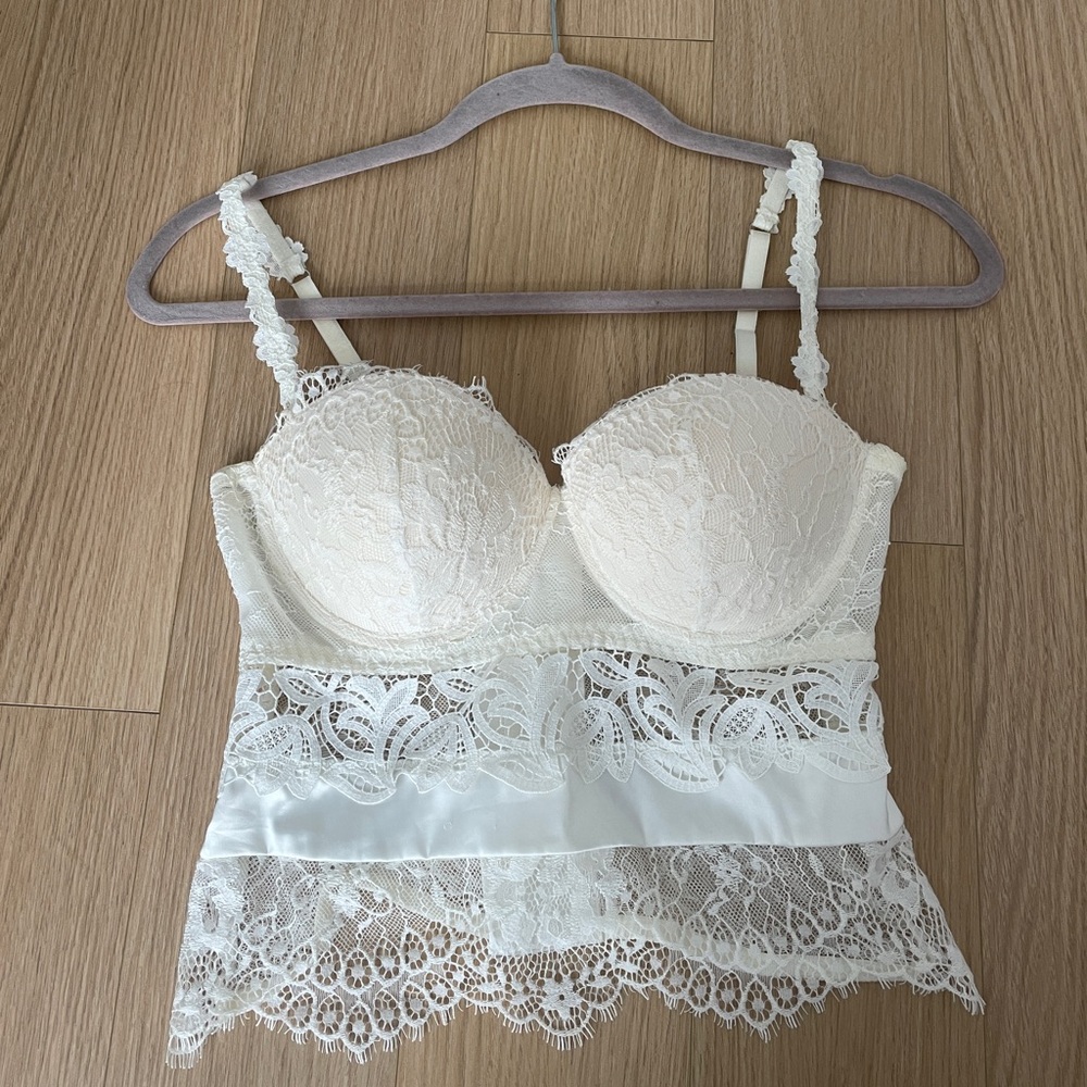 Elegant Lace Bustier in Cream